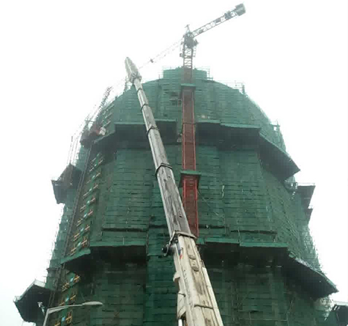 高港吊车在工地上作业